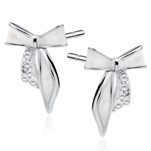 Srebrne kolczyki pr.925 emaliowane białe kokardki z białymi cyrkoniami