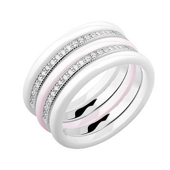 Dwa białe pierścionki ceramiczne, różowy pierścionek ceramiczny i pierścionek srebrny z cyrkoniami